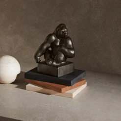 Figurer gorilla med hagen hvilende på skulderen, 20 cm