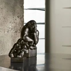 Figurer gorilla med hagen hvilende på skulderen, 20 cm