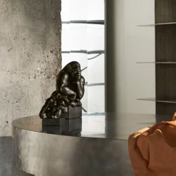 Figurer gorilla med hagen hvilende på skulderen, 20 cm