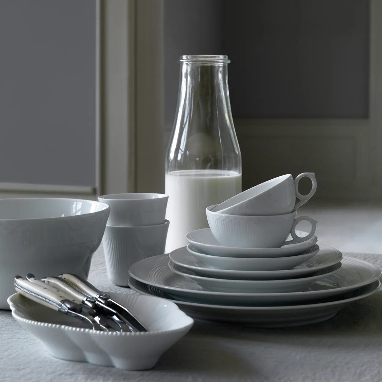 Hvid Riflet Halvblonde kop og underkop, 20 cl