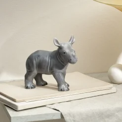 Årsfigur 2025, babynæsehorn, 12 cm