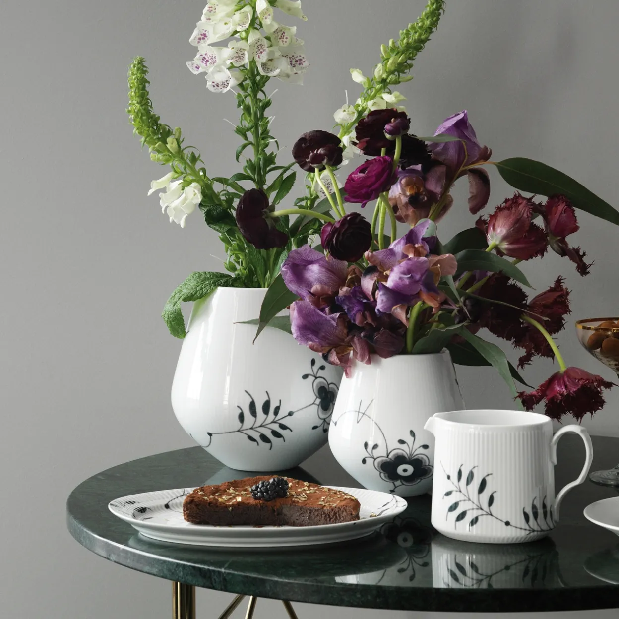 Sort Mega Riflet vase, 15 cm